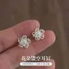 Brincos de agulha S999 de prata pura com design de flor vazada para mulheres, design único, luxo leve, elegante, joias amigáveis para as orelhas