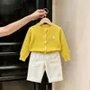 Ropa infantil estilo coreano 2026 colección otoño: Cárdigan de punto trenzado amarillo bordado y pantalones casuales de pierna ancha para niños y niñas
