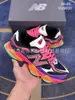 Zapatos Putian Nb9060 Serie Pezuña de Elefante Bebé Original Puro Zapatos Deportivos y Casuales Retro para Hombre y Mujer Color Rosa