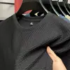 Camiseta Masculina de Verão com Manga Curta, Toque Gelado de Seda de Gelo, Moderna Elástica de Secagem Rápida, Padrão Jacquard Luxuoso, Camiseta Gola Redonda