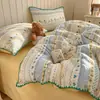 Conjunto de cama de quatro peças em gaze dupla, novo modelo 2026, lençol de cama, roupa de cama, capa de edredom, conjunto de três peças para cama de dormitório, adequado para todas as estações