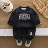 Conjunto de Roupa Masculina para Primavera 2026 Novo Estiloso Moletom Bordado com Letra Roupas Masculinas para Primavera e Outono Conjunto de Bebê de Duas Peças