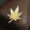 Fivela Magnética Elegante e Exquisita de Alto Padrão com Micro Zircônias em Formato de Folha de Bordo, Fivela Fixa Elegante e Versátil para Evitar Exposição para Mulheres