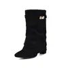 Novidade Outono/Inverno 2026 Botas Empilhadas Plissadas Off-White Bico Fino Europeu e Americano Fivela de Metal Estilo Western Moda na Altura da Panturrilha Botas da Moda