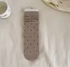 Meias largas cor de chocolate para mulheres, outono e inverno, cor de café, retrô, simples, versáteis, meias de cano médio com bolinhas, estilo japonês, adequadas para uso ao ar livre