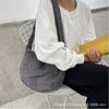 Bolsa feminina outono e inverno Nova versão coreana de grande capacidade bolsa de bolinho de veludo cotelê simples bolsa de ombro transversal atacado de fábrica