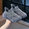 Zapatos deportivos para niños para primavera, otoño y verano, zapatos de punto volador para niños y niñas, nuevos zapatos de malla para bebé simples y elegantes sin cordones