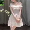 Stock Listo [Agua Hervida Blanca] Vestido Francés Asimétrico de Hombros Caídos Falda de Encaje Elástico de Malla Versión Larga Corta