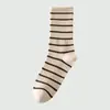 Calcetines Rayados de Media Pantorrilla para Mujer en Otoño e Invierno, Color Café de Moda, Combinados con Pantalones de Tiburón, Calcetines Largos de Algodón para Ropa Exterior, Estilo Ins