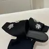Sandalias Decorativas Talladas Plateado Metálico 2026 Nuevo Estilo para Mujer con Punta Cuadrada Pequeña, Chanclas Planas Versátiles de Moda