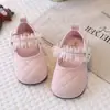 Novos Sapatos de Princesa de Renda de Coelho Fofo para Meninas, Sapatos de Couro para Bebê com Velcro, Sola Macia Confortável, Sapatos Antiderrapantes para Crianças Pequenas