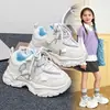 Tenis gruesos transpirables para niña, nueva colección otoño 2026, zapatos blancos de suela gruesa, zapatillas deportivas casual antideslizantes con estampado de mariposas para niña