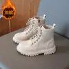 Botas de couro estilo britânico para meninas, modelos de outono e inverno, forradas com fleece para aquecimento, botas Martin infantis, solado grosso, antiderrapantes, botas curtas para meninos, idades 6-12