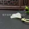 Atacado do Fabricante Colar de Calcedônia Natural Popular no Douyin Ágata Branca Lótus Ruyi Fechadura Fivela de Segurança Pingente de Buda