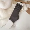 Meias de lã outono e inverno para mulheres, com um estilo relaxado, "old-money", meias de cano longo, um estilo de balé inspirado na Miu, e meias cinzas de comprimento até a panturrilha que criam um efeito emagrecedor.