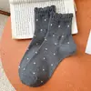 Nuevos calcetines grises de lunares con bordes rizados para mujer, calcetines de algodón transpirables y absorbentes de sudor, lindos calcetines apilados de estilo japonés con encaje hasta la mitad de la pantorrilla