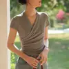 Blusa Cinza com Gola V Cruzada de Manga Curta para Mulheres 2026 Verão Novo Design Sense Ombro Reto Slim Fit Cintura Estreita Marcada Camiseta Tendência