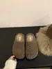 Pantuflas retro de felpa para mujer, adecuadas para usar en exteriores, nuevo estilo invernal de moda 2026, pantuflas de algodón tipo slip-on de punta cerrada, para estar en casa