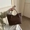 Bolsa tote de grande capacidade com padrão trançado, novo estilo 2026, minimalista e elegante, adequada para trabalho e deslocamento, bolsa de ombro, bolsa simples de ombro para mulheres