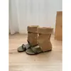 Sandálias retro Chuyuji de uma tira com aumento interno de altura, novo estilo 2026, sandálias sexy de bico aberto, botas curtas plissadas empilhadas