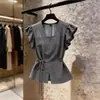 Camisa Cinza Elegante Estilo Francês com Ajuste na Cintura para o Dia a Dia, Nova Coleção Verão 2026 Versátil Top Estético de Alta Inteligência para Mulheres