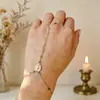 Guantes Cruzados Sin Dedos Estilo Europeo Pulsera Cadena Multicapa Pulsera Dorso de la Mano Versátil Colgante Redondo Joyería para la Mano para Fiesta de Vacaciones