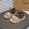 2026 Verano Nuevo Niños Medianos y Grandes Moda Infantil Costura Suela Ligera Sandalias para Niños Zapatos de Playa Velcro Zapatos para Niños