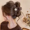 Presilha de cabelo estilo vintage que não danifica os fios, na cor café com toque de luxo, presilha de tubarão de pelúcia, acessório de cabelo fofo e doce para penteados presos.