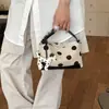 Bolso único de lunares para mujer, nuevo bolso cruzado tipo dumpling de moda 2026, bolso de mano pequeño exquisito y súper popular, bolso de cuerno