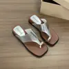 Chinelos da Moda para Mulheres 2026 Verão Pessoa Preguiçosa Sandálias com Cobertura para os Dedos Chinelos de Praia Versáteis Sola Grossa Novos Chinelos para Combinar com Saias