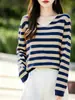 Tecido semelhante ao algodão Versátil francês Casual Redutor de idade Suéter de malha listrado para mulheres Roupa de baixo Suéter com decote V Suave Roupa externa Top