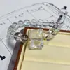 Pulsera popular al por mayor de cristal blanco imitación natural forma libre cristal transparente, pulsera de oso fresa de cristal blanco moderna y versátil para mujer