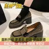 Elegantes y modernas zapatillas de cuero para mujer para combinar con faldas y tacones altos, novedad otoño 2026 estilo francés de charol con tacón grueso para mujer