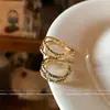 Pendientes Dorados de Lujo Ligero Vintage de Alta Gama para Mujer 2026 Nuevo Estilo Pendientes de Perla con Agujas de Plata Diseño de Nicho Accesorios Metálicos para Orejas