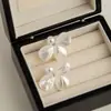 Brincos de Pétalas Vintage em Pérola e Madrepérola Estilo Francês para Mulheres, Brincos de Luxo Leve de Nicho de Alta Qualidade com uma Vibe Refinada Estilo Resort