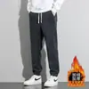 Calça de Moletom Forrada com Fleece Masculina Adolescente 2025 Nova Outono/Inverno Modelagem Solta Patchwork Com Punho Casual Calça de Veludo
