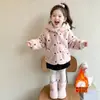 Casaco Feminino Outono Inverno 2026 Novo Estilo Roupas de Inverno Estilosas para Crianças Acolchoado Engrossado Bebê Menina Inverno Suéter Peludo com Veludo