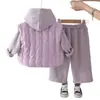 Lindo novo conjunto de inverno 2026 para meninas: um conjunto quente com forro de fleece, incluindo um colete grosso, um casaco de algodão de inverno e um conjunto de três peças para aquecimento extra
