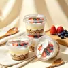 Taza elevada desechable pequeña de 150 ml para postre de pudín con cuchara, caja redonda para mousse, yogur, helado, sundae de fresa