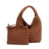 Bolsa de mimbre para cesta de comida versátil de alta gama de moda nueva de principios de primavera, bolso hecho a mano, bolso tipo cubo para llevar al hombro