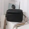 Bolsa Transversal Mensageiro Leve de PU, Bolsa de Mão Casual Feminina para Uso Diário com Ferragens Douradas e Alça Listrada