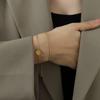 Pulsera estilo chino Cadena de serpiente feliz Doble capa Apilada para usar Pulsera de acero de titanio para mujer Oro de 18 quilates Lujo ligero Estilo frío pulsera