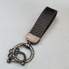 Chaveiro de Carro com Padrão de Fibra de Carbono Pingente de Chave de Metal e Couro Personalizado Venda por Atacado de Fábrica Presentes de Festival da Primavera