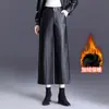 Pantalones de cuero cortos y cálidos con forro de polar para mujer, nuevo estilo otoño e invierno 2026, pantalones rectos de pierna ancha de cintura alta adelgazantes, modernos