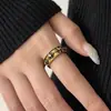 Novo Anel de Cruz Dourado Antigo para Mulheres, Design de Nicho de Alta Qualidade, Versátil, Luxo Leve, Anel Aberto Ajustável para Mulheres