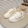 Sapatos brancos versáteis estilo coreano com bolinhas para mulheres, novos mocassins de sola grossa para aumentar a altura para o verão de 2026, tênis casuais para estudantes