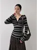 Suéter Henley de malha listrado clássico estilo francês para mulheres, perfeito para o outono, com um design sofisticado e slim fit, mangas compridas e um padrão jacquard.