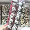 Lindo Juguete de Peluche Gato Kt con Lazo a Cuadros Dibujo Animado Elástico para el Cabello con Borde a Cuadros para Niños