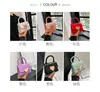 Bolsa Feminina Lisa com Pom-Pom 2025 Inverno Novo Estilo Fresca de Feltro para Ombro com Relevo, Elegante Tendência de Ombro Único Pequena Quadrada