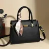 Lenço Grátis com Bolsa Kelly Platinum Transfronteiriça, Nova Bolsa Elegante Ladylike com Fecho de Comércio Exterior, Bolsa de Ombro e Mão da Moda para Mulheres